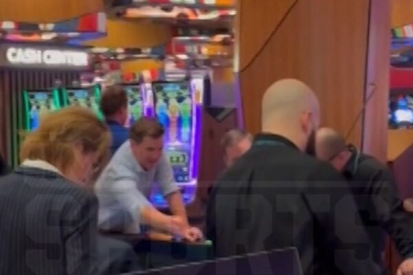 Eli Manning Hits Craps Table For Hours In Florida, Appears To Win Big!