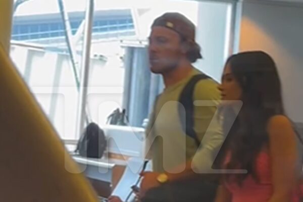 'Love Is Blind' Stars Jessica Vestal & Johnny McIntyre at Airport Together